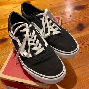 EUC Vans Women's Low-Top Sneaker